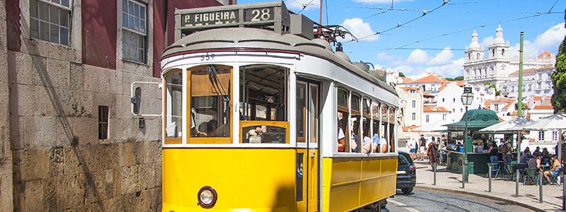 Den gula spårvagnen nummer 28 genom Lissabon.